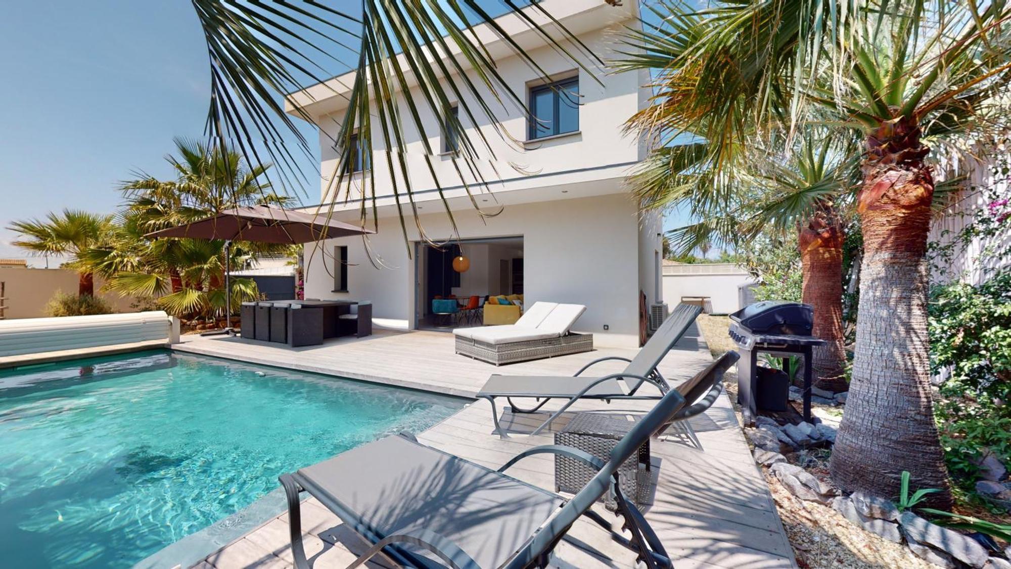 Avec Piscine Au Sel A 50 Metres De La Villa